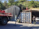 Camion perde un container tra Vado e Bergeggi: paura sulla strada di scorrimento veloce (FOTO)