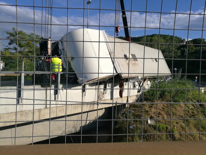 Camion che trasportava cavalli ribaltato in autostrada: riaperto lo svincolo della A6