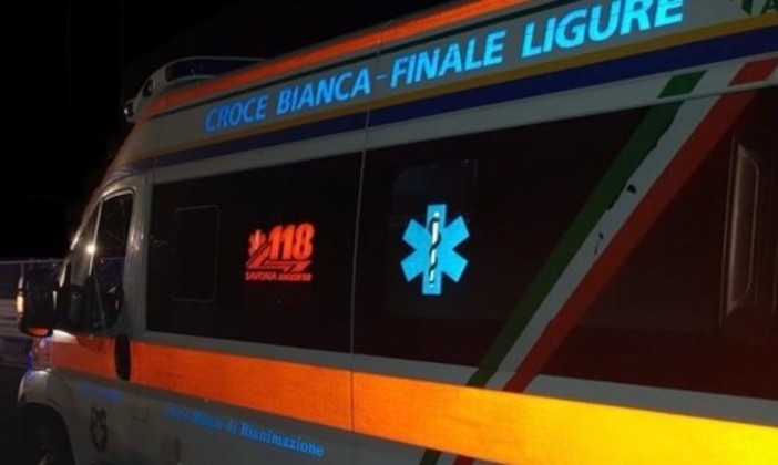 Ragazzi in vacanza in Riviera cenano sul lungomare di Finale, poi scoppia una rissa