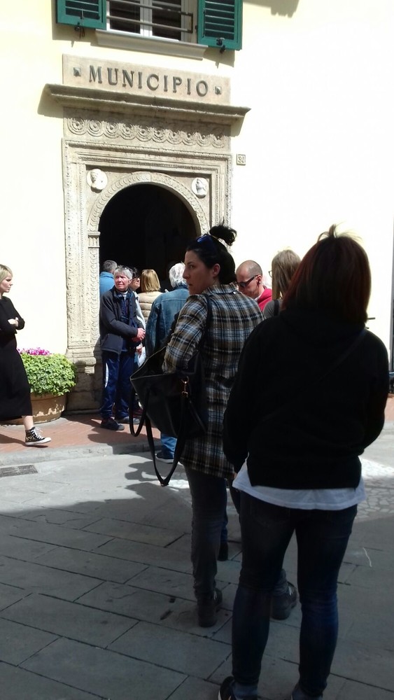 Nella foto: cittadini in coda davanti all'ufficio di Ponente Acque a Pietra Ligure