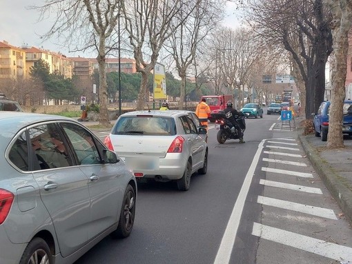 Savona, la fanno salire in auto, si fanno portare in casa e le rubano pensione e gioielli: raggirata 80enne