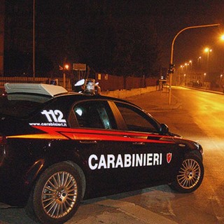 Albenga, spacca gli specchietti delle auto e tira calci alle portiere: denunciato dai carabinieri imprenditore 30enne di Torino