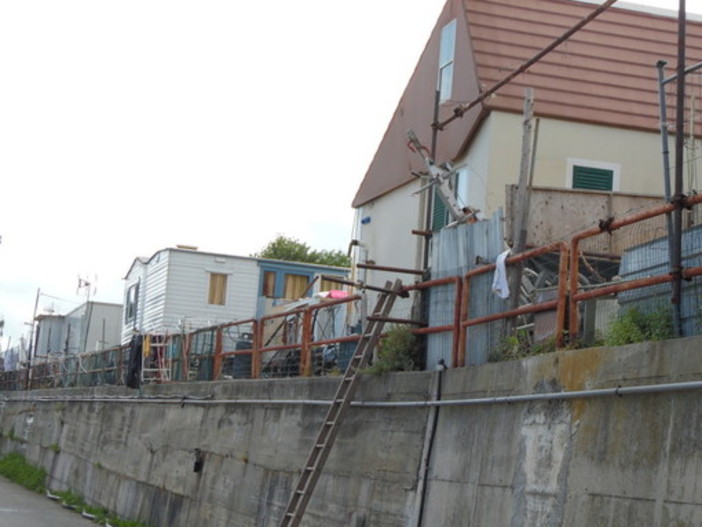 Savona, rinviata la demolizione delle baracche abusive del campo nomadi: previsto vertice in Prefettura