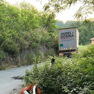 Stella, camionista segue il navigatore e si incastra in una strettoia