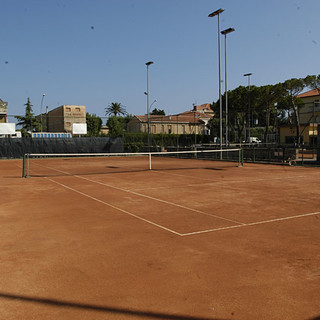 Ad Alassio si gioca a tennis in piazza