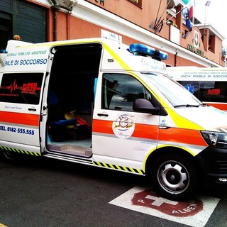 Albenga, ciclista travolge pedone: entrambi trasportati in codice giallo al Santa Corona