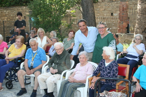 “Mi sento in paradiso”: grande successo per il nuovo format di socializzazione attiva lanciato dalla Residenza Protetta “Ville Paradiso” di Alassio con Fata Zucchina