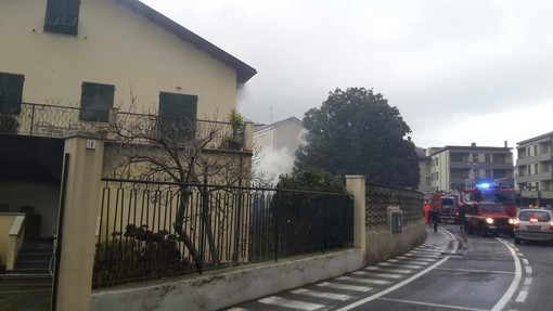 Villa distrutta dalle fiamme a Finalborgo: amico e pompieri eroi salvano un anziano e un cane