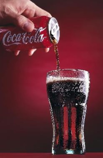 Terremoto per Coca Cola: trovate feci umane nelle lattine vuote