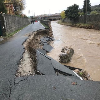 Albisola Superiore, crollata la strada in via della Rovere (FOTO e VIDEO)