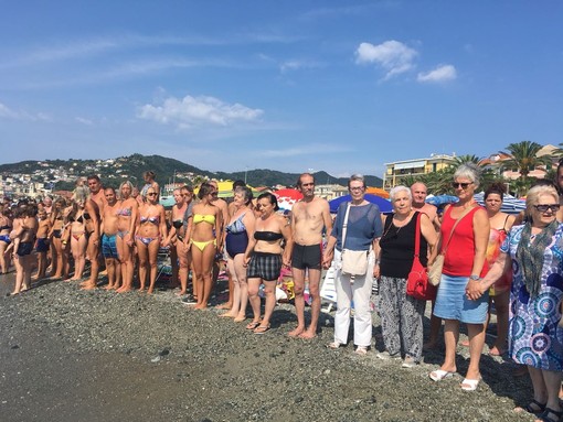 Mano nella mano in riva al mare: le Albisole ricordano le vittime di Genova (FOTO e VIDEO)