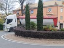 Guasto ad un camion nella rotonda di Corso Mazzini ad Albisola: traffico in tilt