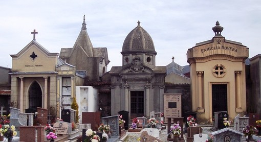 Albenga, ladri di fiori al cimitero di Lusignano: la segnalazione corre sui social