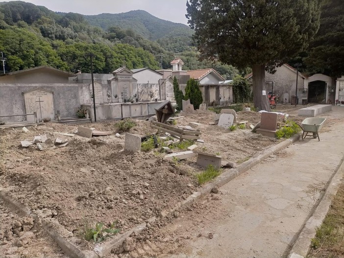 Incuria al cimitero del Santuario a Savona, il sindaco richiama la ditta e si scusa con i savonesi