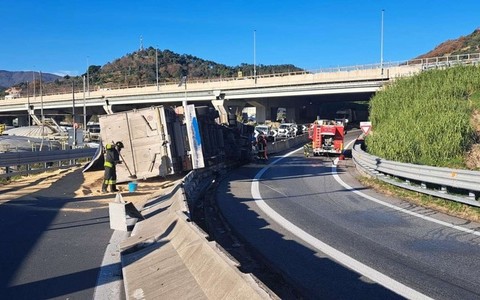 Autocisterna ribaltata in autostrada: circolazione riaperta allo svincolo A10-A6