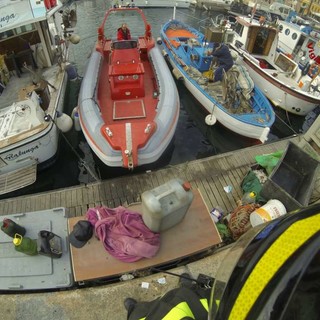 Eroico salvataggio compiuto da un Vigile del Fuoco fuori servizio nelle acque del porto di Savona