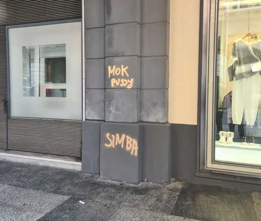 Savona: vandali in azione, colonne imbrattate in via Paleocapa (FOTO)
