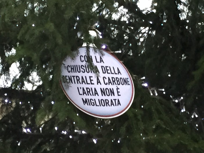 Savona, i grillini appendono sull’albero le “palle di Natale della giunta Berruti”