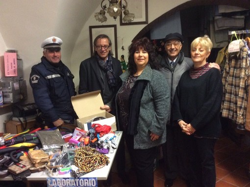 Albenga, lotta all'abusivismo commerciale: consegnata all'associazione ANT la merce sequestrata dalla polizia municipale