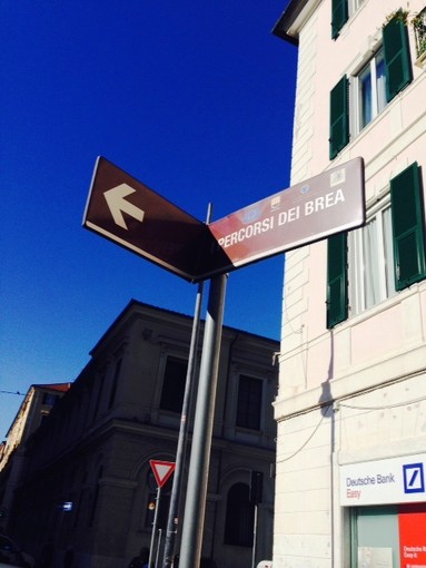 Savona, il cartello “piegato” fa cambiare direzione al “Percorso dei Brea”