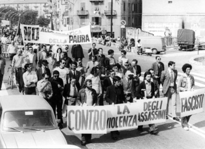 I savonesi in piazza negli anni delle &quot;bombe di Savona&quot; (foto dall'archivio Cgil)