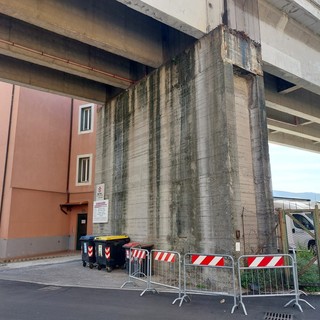 Quiliano, cadono intonaco e pietre dal viadotto ferroviario su via Foscolo: ordinanza del sindaco