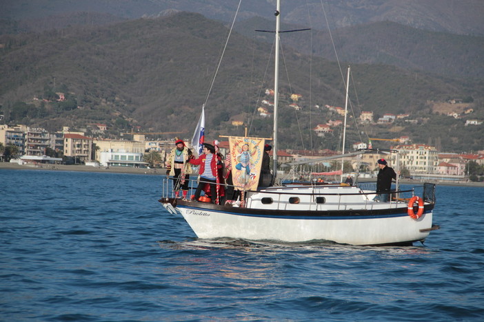 Tanti bambini sulle barche di Assonautica per aprire il Carnevale insieme a Re Cicciolin