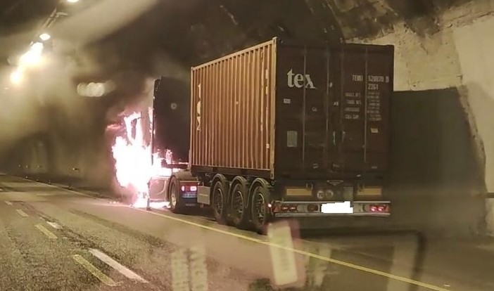 Camion a fuoco in galleria sulla A10: riaperto tra Pegli e Prà in direzione Genova