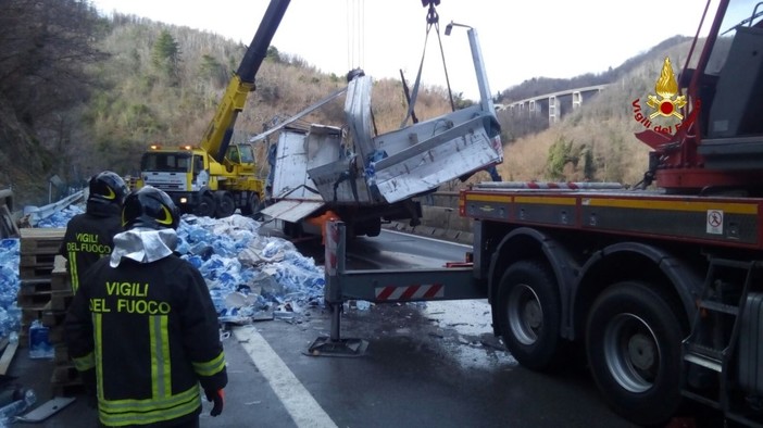 Camion ribaltato sulla Torino-Savona: traffico in tilt (VIDEO)