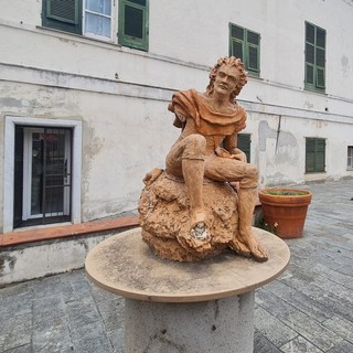 Savona, vandalizzata una statua nella piazza di Lavagnola: indagini della polizia locale (FOTO)