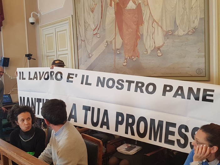 La vibrante protesta dei lavoratori Sct in consiglio comunale ad Alassio