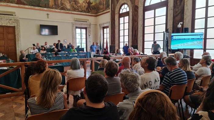 Commissione sul rigassificatore a Savona, Toti e Snam non partecipano. Russo: &quot;Uno schiaffo a tutti, inconcepibile che si esaurisca la discussione democratica sui social&quot; (FOTO)