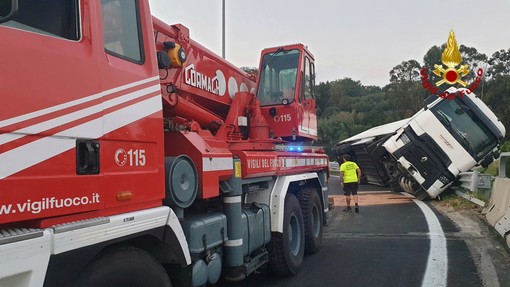Altare-Carcare, camion girato sulla A6: conducente al San Paolo, chiusi alcuni tratti autostradali