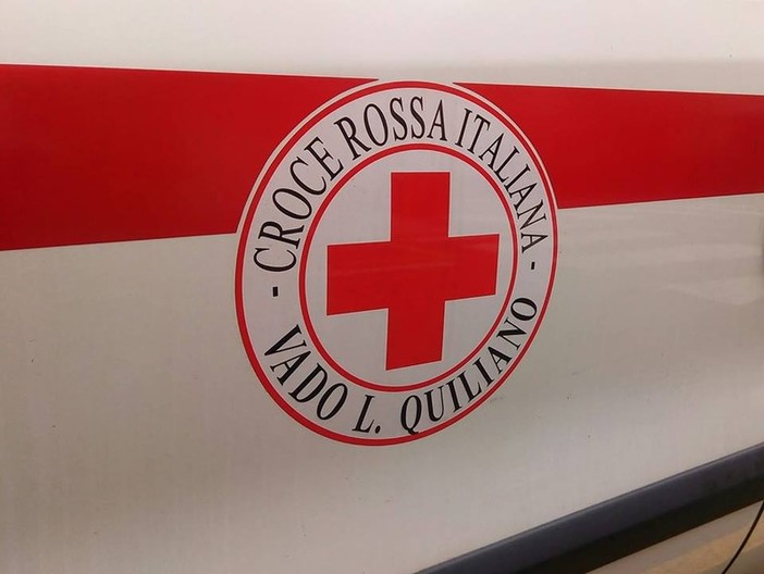 Cade in una fascia e si rompe una caviglia, intervento di ambulanza e vigili del fuoco