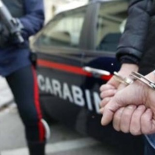 Albenga, sorpreso a rubare un paio di scarpe da ginnastica da Pittarello: arrestato in flagranza dai Carabinieri