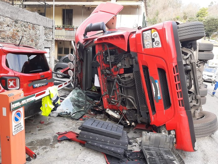 Autoarticolato si ribalta a Montemoro, sulla provinciale del Cadibona. Illeso l'autista (FOTO E VIDEO)