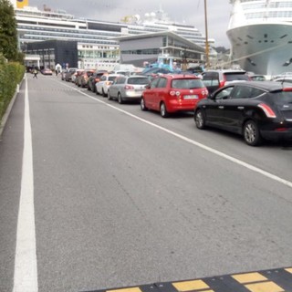 Savona, code al Palacrociere, rabbia dei viaggiatori per paura che la Costa salpi senza aspettarli