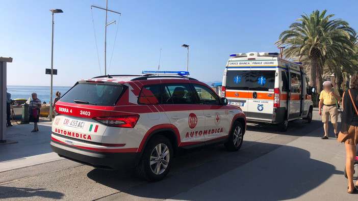 Stava annegando in mare a Finale: trasportato al Santa Corona in codice rosso