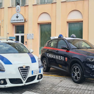 Albenga, controlli di carabinieri e polizia locale: un arresto per droga e una denuncia per detenzione abusiva di armi