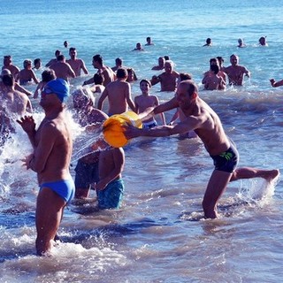 Cimento in riviera: oggi successo a Borghetto Santo Spirito domani appuntamento a Loano per il tuffo in mare di fine anno