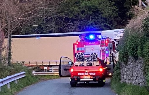 Camion incastrato a Stella San Martino: vigili del fuoco mobilitati (FOTO)