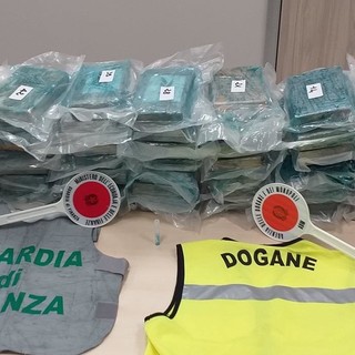 Cocaina nascosta tra le banane: sequestrati 85 kg nel porto di Vado Ligure, arrestato un 21enne albanese