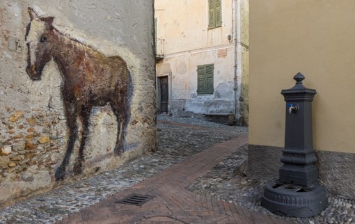 Borgio, rimosso &quot;Il cavallo di Magno&quot; dal percorso &quot;I muri raccontano&quot;. L'amarezza del sindaco Dacquino: &quot;Nessuna attenzione al rispetto dell'opera&quot;