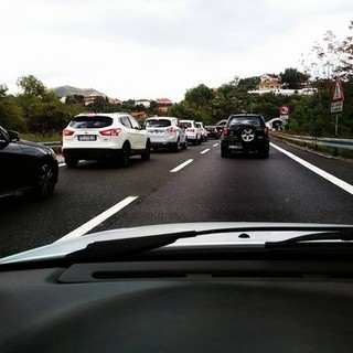 Autostrada Torino Savona, caos e code. Uncem: “Destinare tutte le 4 corsie per il rientro”