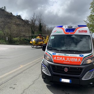 Ciclista a terra a Stella San Giovanni: trasportato con l'elisoccorso al Santa Corona (FOTO)