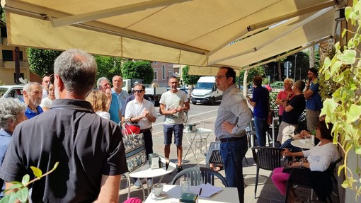 Finale, a Pia il primo &quot;Caffè col sindaco&quot;. Piazza Abbazia, Ztl, parcheggi e decoro i punti sul tavolo