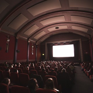 Cinema e teatri, la capienza sale all'80%, al 75% negli stadi. Niente da fare per discoteche e concerti