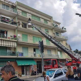 Albisola Superiore, cane lasciato sul poggiolo sotto al sole: intervento dei vigili del fuoco (FOTO)