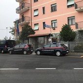 Dà in escandescenza per il telefono perduto: tensione nel deposito della Tpl Linea di Cairo, intervengono i carabinieri