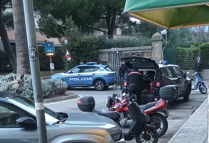 Danneggia un'auto nel parcheggio di via Piave a Savona: identificato